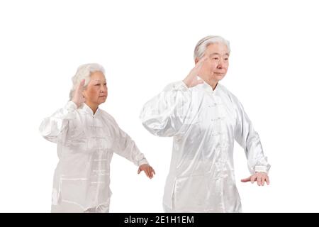 Zwei alte Leute spielen Tai Chi hochwertige Foto Stockfoto