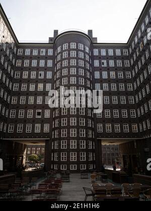 Innenhoffassade des historischen Bürogebäudes Sprinkenhof Brick Expressionist Architektur Symmetrie Kontorhaus Hamburg Deutschland Europa Stockfoto