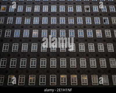 Innenhoffassade des historischen Bürogebäudes Sprinkenhof Brick Expressionist Architektur Symmetrie Kontorhaus Hamburg Deutschland Europa Stockfoto