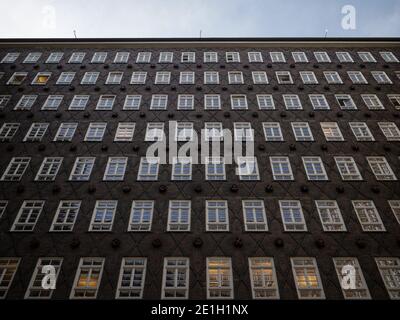 Innenhoffassade des historischen Bürogebäudes Sprinkenhof Brick Expressionist Architektur Symmetrie Kontorhaus Hamburg Deutschland Europa Stockfoto