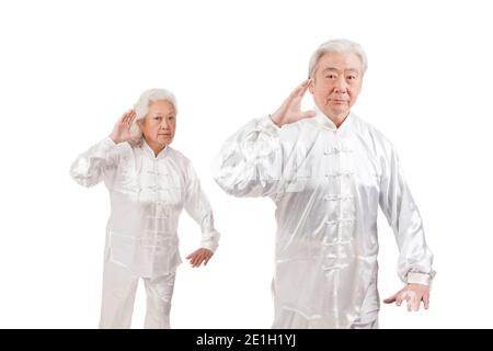 Zwei alte Leute spielen Tai Chi hochwertige Foto Stockfoto
