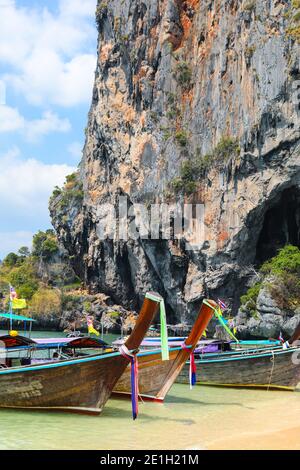 Einer der schönsten Strände Thailands, Phra Nang, liegt neben Railay auf Krabi. Long Tail Boote und Kalksteinfelsen sind ikonisch in dieser Gegend. Stockfoto