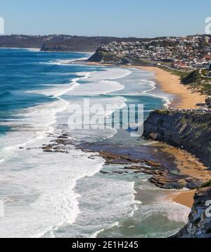 Blick südlich von Bar Beach und Merewether in Newcastles Küstenvororten. Diese Gegend ist in der Küstenstadt sehr beliebt. Newcastle Australien Stockfoto