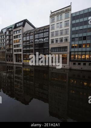 Moderne Gebäude Architektur Reflexion in Bleichenfleet Alster Kanal in Stadtzentrum von Hamburg Deutschland Europa Stockfoto