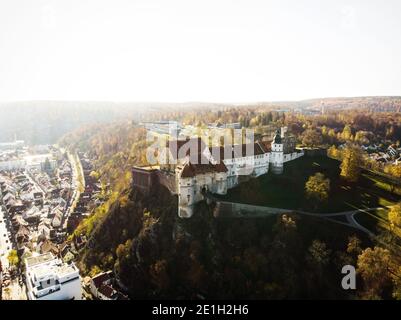 Luftpanorama des mittelalterlichen Schlosses Hellenstein in Heidenheim an Der Brenz Baden-Württemberg Deutschland in Europa Stockfoto