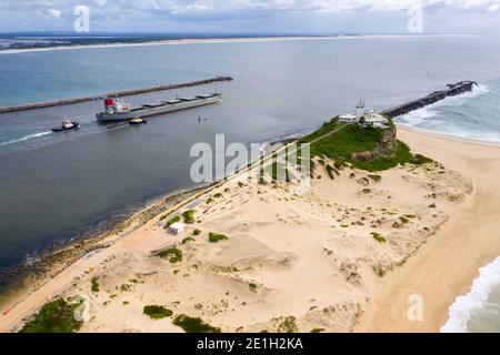 Großes Ozeankohleschiff verlässt Newcastle Harbor - NSW Australien. Newcastle ist einer der größten Kohleexporthäfen der Welt. Stockfoto