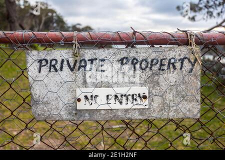 Ein verwittertes Privatgrundstück und kein Einfahrtschild an einem alten Grundstückstor, South Coast NSW Australien Stockfoto
