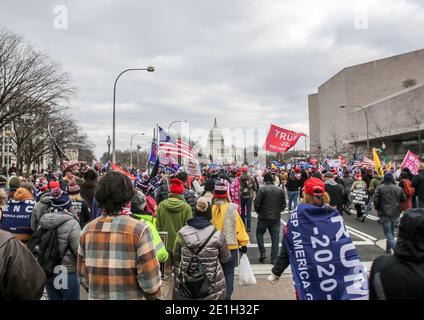 Fotos vom sechsten Januar-Protest vor dem Kapitolgebäude, der zu 4 Todesfällen führte. Demonstranten stürmten das innauguale Gerüst und brachen in das Gebäude trotz des Widerstandes von Beamten innen einschließlich Tränengas ein. Stockfoto