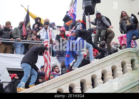 Fotos vom sechsten Januar-Protest vor dem Kapitolgebäude, der zu 4 Todesfällen führte. Demonstranten stürmten das innauguale Gerüst und brachen in das Gebäude trotz des Widerstandes von Beamten innen einschließlich Tränengas ein. Stockfoto