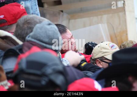 Fotos vom sechsten Januar-Protest vor dem Kapitolgebäude, der zu 4 Todesfällen führte. Demonstranten stürmten das innauguale Gerüst und brachen in das Gebäude trotz des Widerstandes von Beamten innen einschließlich Tränengas ein. Stockfoto