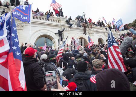 Fotos vom sechsten Januar-Protest vor dem Kapitolgebäude, der zu 4 Todesfällen führte. Demonstranten stürmten das innauguale Gerüst und brachen in das Gebäude trotz des Widerstandes von Beamten innen einschließlich Tränengas ein. Stockfoto