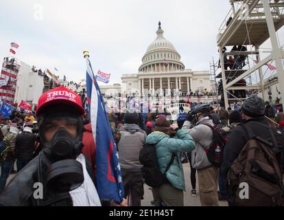 Fotos vom sechsten Januar-Protest vor dem Kapitolgebäude, der zu 4 Todesfällen führte. Demonstranten stürmten das innauguale Gerüst und brachen in das Gebäude trotz des Widerstandes von Beamten innen einschließlich Tränengas ein. Stockfoto