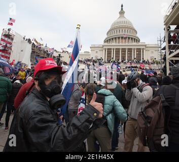 Fotos vom sechsten Januar-Protest vor dem Kapitolgebäude, der zu 4 Todesfällen führte. Demonstranten stürmten das innauguale Gerüst und brachen in das Gebäude trotz des Widerstandes von Beamten innen einschließlich Tränengas ein. Stockfoto