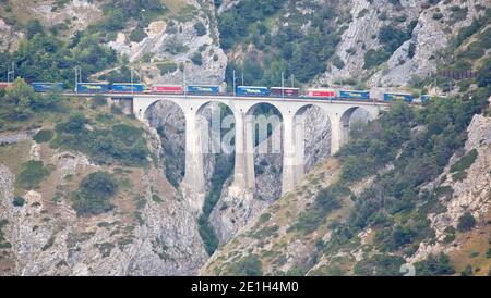 Raron, Schweiz am 16. juli 2020: Zug über altes Steinviadukt in den Schweizer Bergen Stockfoto