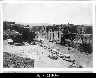 Niedrige Schrägansicht von oben eine Straße in der Hopi (Moki) Pueblo von Oraibi, Arizona, ca.1898 Stockfoto