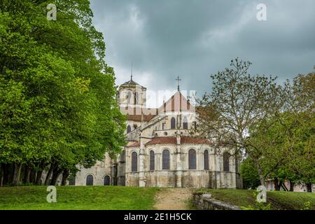 Rückansicht der Abtei von Vézelay, die ein Benediktinerkloster und Cluniac in Vézelay im Departement Yonne im nördlichen Burgund, Frankreich war. Stockfoto