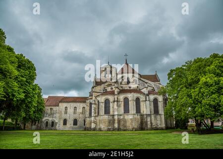 Rückansicht der Abtei von Vézelay, die ein Benediktinerkloster und Cluniac in Vézelay im Departement Yonne im nördlichen Burgund, Frankreich war. Stockfoto