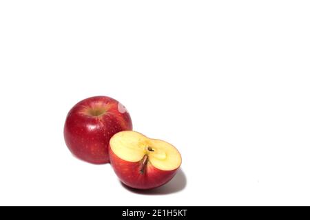 Roter Apfel ganz und Hälften Stück isoliert auf weißem Hintergrund. Das Bild enthält den Kopierbereich Stockfoto