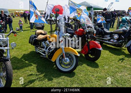 Eine Reihe von dekorierten und verchromten Harley Davidson Motorrädern geparkt von der britischen Legion Bikers Club auf dem Festival for heroÕs Event. Stockfoto