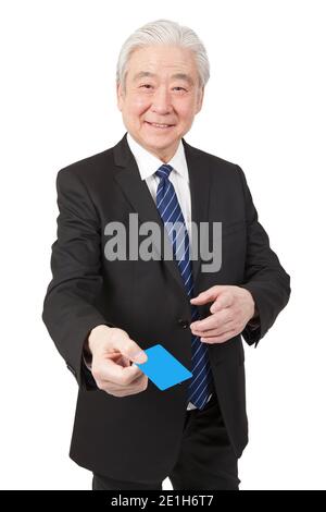 Ein alter Geschäftsmann mit Visitenkarte in hoher Qualität Foto Stockfoto