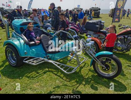 Zwei Trikes parkten mit Kindern, die darauf saßen und während des Festivals von HeroÕs Public Event im Victoria Park in Arbroath herumspielten. Stockfoto