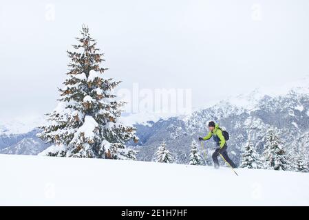 Skitouren mit viel Neuschnee ein Mann bergauf Stockfoto