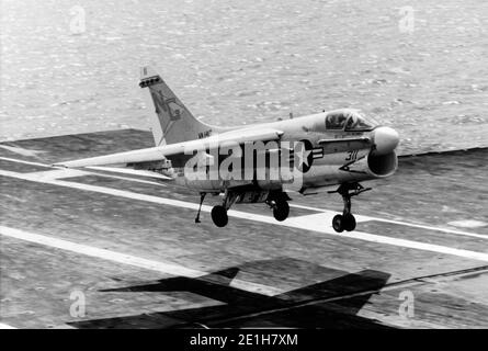 LTV A-7E Corsair II von VA-146 landet am 13. Juli 1970 an Bord des Flugzeugträgers USS America (CVA-66) (K-85588). Stockfoto