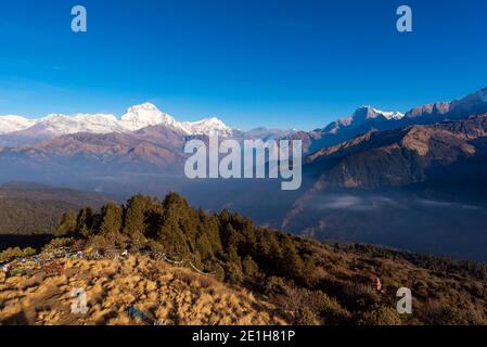 Blick auf die Natur des Himalaya-Gebirges am Poon Hill View Point, Nepal. Der Poon-Hügel ist der berühmte Blick auf das Dorf Gorepani, um einen schönen Sonnenaufgang zu sehen Stockfoto