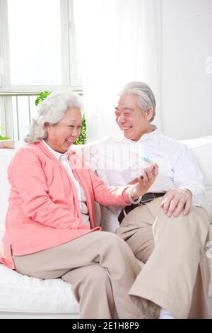 Ein Gruppenfoto eines glücklichen alten Paares von hoher Qualität Foto Stockfoto