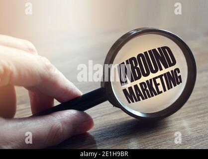 Geschäftsmann Hand hält eine Lupe Wort: INBOUND MARKETING. Geschäftskonzept. Stockfoto