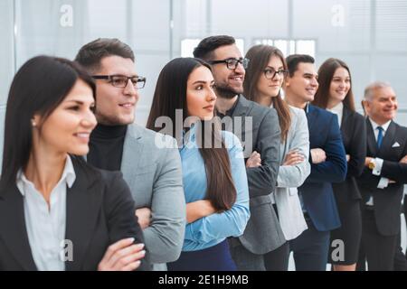 Eine Gruppe verschiedener Geschäftsleute, die sich zusammenfinden Stockfoto