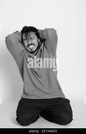 Porträt eines gutaussehenden Mannes in schwarz und weiß erschossen Stockfoto