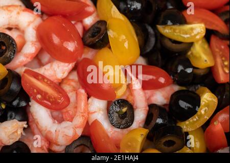 Gemüsesalat mit Garnelen und Pinienkernen auf einem Teller. Hausgemachtes Essen. Nahaufnahme Stockfoto