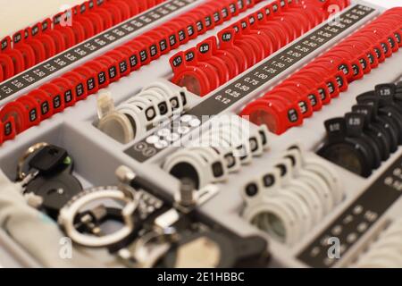 Vision, Sehvermögen, Optometrie, Gesundheitswesen und Medizin Konzept - Augenarzt Box mit Linsen Linsen und Gläser Stockfoto