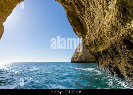 Ein Blick von innen auf die Meeresküste Mit türkisfarbenem Wasser und sonnigem blauen Himmel draußen Stockfoto