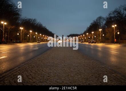 Berlin, Deutschland. Januar 2021. Nur wenige Autos sind am Morgen des 17. Juni unterwegs. Quelle: David Hutzler/dpa/Alamy Live News Stockfoto