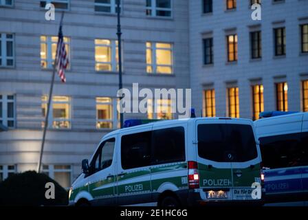 Berlin, Deutschland. Januar 2021. Polizeifahrzeuge stehen am Morgen nach den Unruhen im Kapitol vor der US-Botschaft in Deutschland. Quelle: David Hutzler/dpa/Alamy Live News Stockfoto