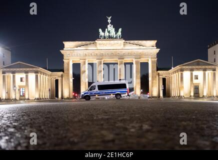 Berlin, Deutschland. Januar 2021. Ein Polizeifahrzeug steht morgens vor dem Brandenburger Tor. Quelle: David Hutzler/dpa/Alamy Live News Stockfoto