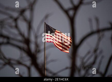 Berlin, Deutschland. Januar 2021. Am Morgen nach den Ausschreitungen des Kapitols fliegt eine US-Flagge auf dem Dach der US-Botschaft in Deutschland. Quelle: David Hutzler/dpa/Alamy Live News Stockfoto