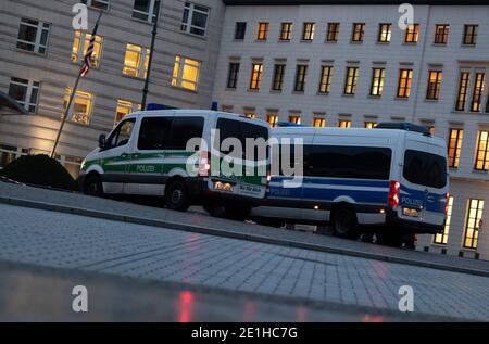Berlin, Deutschland. Januar 2021. Polizeifahrzeuge stehen am Morgen nach den Unruhen im Kapitol vor der US-Botschaft in Deutschland. Quelle: David Hutzler/dpa/Alamy Live News Stockfoto