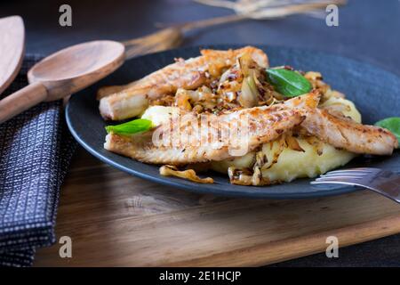 Natürliche Pfanne gebratener Fisch mit gebratenem Kohl und Kartoffelpüree Stockfoto