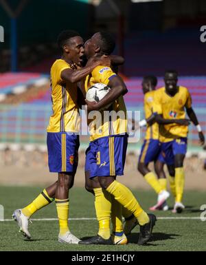 Kampala, Uganda. Januar 2021. Spieler des KCCA FC feiern ihr erstes Tor beim zweiten Beinspiel zwischen Ugandas KCCA FC (Kampala Capital City Authority Football Club) und Ruandas AS Kigali (Association Sportive de Kigali) beim Confederations Cup im St. Mary's Stadium-Kitende in Kampala, Uganda, 6. Januar 2021. Quelle: Hajarah Nalwadda/Xinhua/Alamy Live News Stockfoto