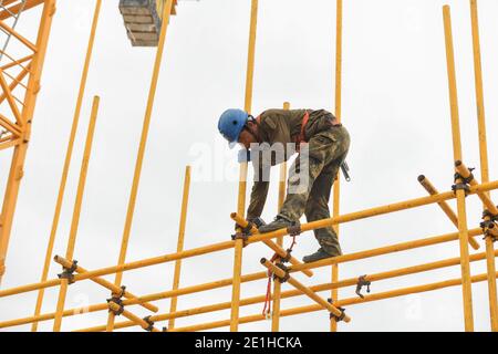 Sanya, Chinas Provinz Hainan. Januar 2021. Ein Arbeiter arbeitet auf einer Baustelle in der Wissenschafts- und Technologiestadt Yazhou Bay in Sanya, südchinesische Provinz Hainan, 5. Januar 2021. Die Wissenschafts- und Technologiestadt soll dem Bau des Freihandels-Hafens Hainan technologische Impulse verleihen. Quelle: Zhou Jiayi/Xinhua/Alamy Live News Stockfoto