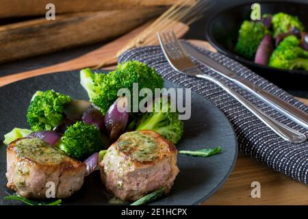 Gesunde Low Carb Mahlzeit mit Schweinefilet und grünem Gemüse Stockfoto