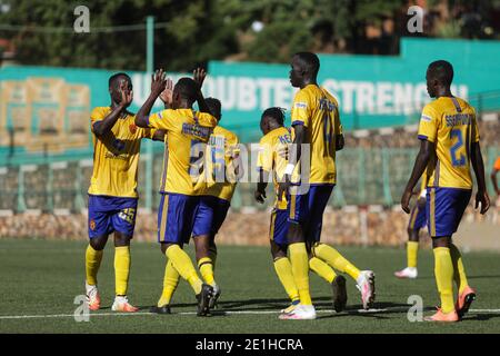 Kampala, Uganda. Januar 2021. Spieler des KCCA FC feiern ihr erstes Tor beim zweiten Beinspiel zwischen Ugandas KCCA FC (Kampala Capital City Authority Football Club) und Ruandas AS Kigali (Association Sportive de Kigali) beim Confederations Cup im St. Mary's Stadium-Kitende in Kampala, Uganda, 6. Januar 2021. Quelle: Hajarah Nalwadda/Xinhua/Alamy Live News Stockfoto