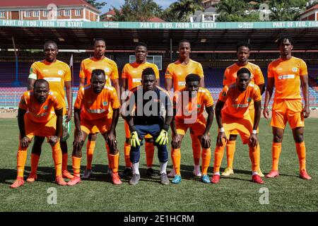 Kampala, Uganda. Januar 2021. Spieler von AS Kigali posieren für Gruppenfotos vor dem zweiten Beinspiel zwischen Ugandas KCCA FC (Kampala Capital City Authority Football Club) und Ruandas AS Kigali (Association Sportive de Kigali) beim Confederations Cup im St. Mary's Stadium-Kitende in Kampala, Uganda, 6. Januar 2021. Quelle: Hajarah Nalwadda/Xinhua/Alamy Live News Stockfoto