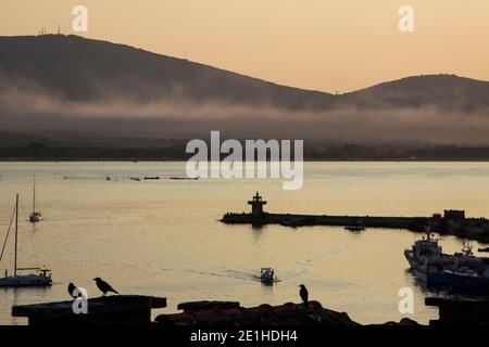 Sonnenuntergang über dem Hafen von Sozopol an der Schwarzmeerküste, Bulgarien Stockfoto