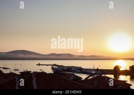 Sonnenuntergang über dem Hafen von Sozopol an der Schwarzmeerküste, Bulgarien Stockfoto