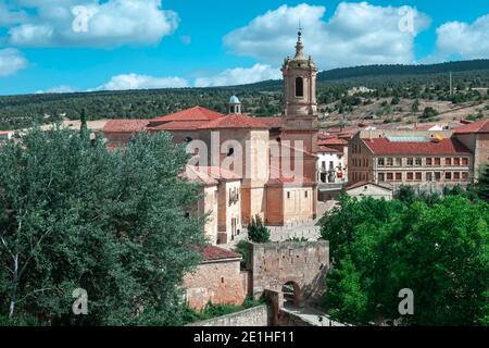 Foto von der Stadt Santo Domingo de Silos in Burgos, Spanien.schöne Villa, um ein paar Tage der Entspannung, Ruhe und Ruhe zu verbringen und gleichzeitig t Stockfoto