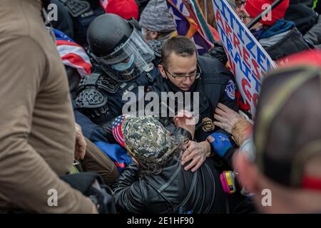 Washington Dc, Usa. Januar 2021. Am 6. Januar 2021 überfluteten Pro-Trump-Anhänger und rechtsextreme Kräfte Washington DC, um gegen Trumps Wahlverlust zu protestieren. Hunderte vergriffen das US-Kapitolgebäude, ungefähr 13 wurden verhaftet und ein Protestler getötet. (Foto: Michael Nigro/Pacific Press) Quelle: Pacific Press Media Production Corp./Alamy Live News Stockfoto